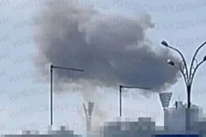 У центрі Києва видно дим над стадіоном «Динамо», сили ППО відбивають атаку дронів