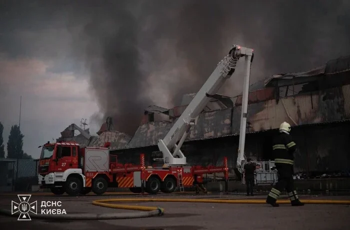 Всі пожежі після ворожої атаки на Київ локалізовано, ліквідація наслідків триває (фото)