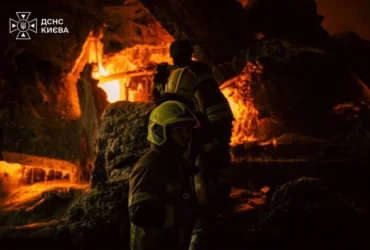 Вогнеборці загасили пожежу в Голосіївському районі, спричинену повторним обстрілом Києва