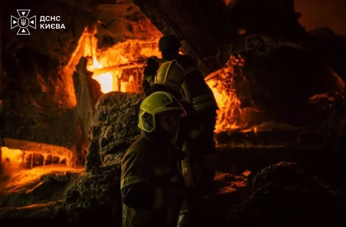 Вогнеборці загасили пожежу в Голосіївському районі, спричинену повторним обстрілом Києва