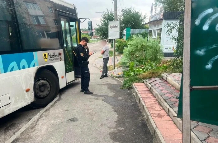 У Сквирі рейсовий автобус збив жінку на зупинці