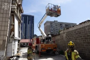 Окупанти знову вдарили по Києву. Уламки впали на бізнес-центр: є загиблий