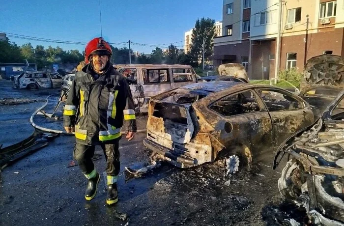 Нічна атака на Вишневе: ворожий дрон спалив понад 15 авто та пошкодив будинки