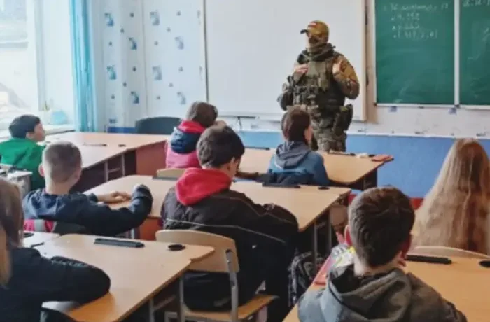 Росія різко посилила мілітаризацію українських дітей на тимчасово окупованих територіях