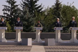 Зеленський з іноземними лідерами долучився до церемонії підняття Державного прапора (відео)