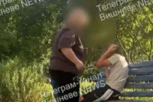На Київщині жінка побила 11-річного хлопчика через зірвану квітку