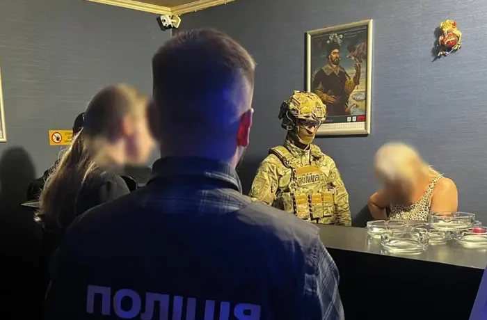 63-річна пенсіонерка організувала підпільне казино у підвалі багатоповерхівки: вилучено більше 400 тис. грн