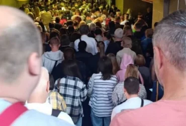Натовпи на станції «Лісова»: метро переповнене через повітряну тривогу (фото)