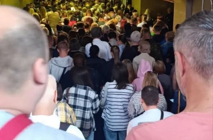Натовпи на станції «Лісова»: метро переповнене через повітряну тривогу (фото)