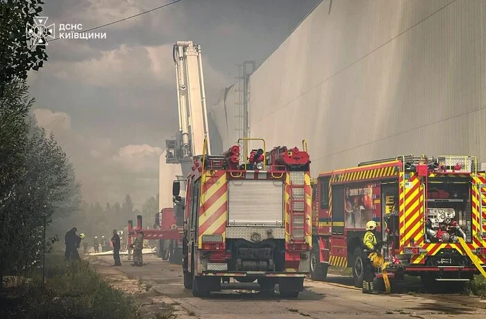 Удар по логістиці на Київщині: рятувальники гасять пожежу у Броварському районі (фото)