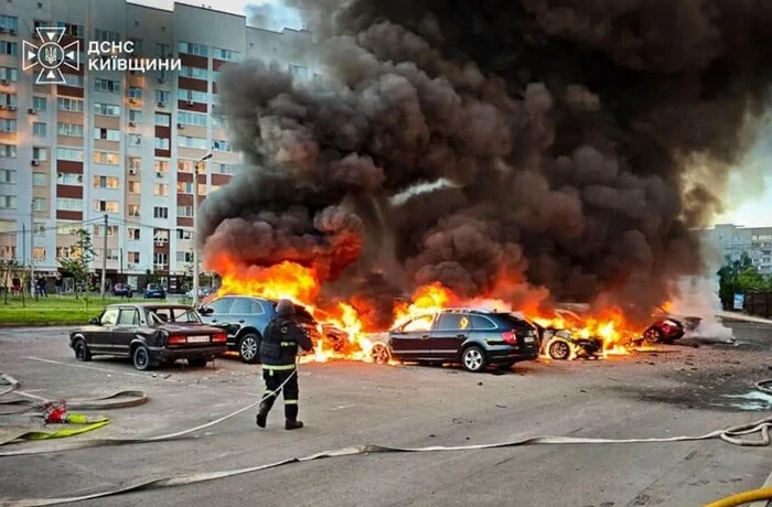 На Київщині рятувальники всю ніч і ранок гасять пожежі після атаки дронів (фото)