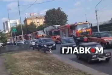 На масштабну пожежу під Києвом вирушила колона з понад 10 спецмашин (відео)