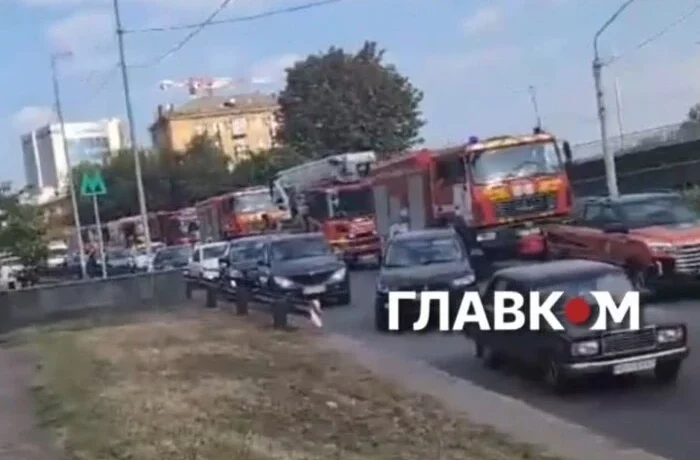 На масштабну пожежу під Києвом вирушила колона з понад 10 спецмашин (відео)