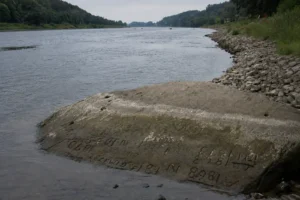 Засуха в Європі: з Ельби виринув «камінь голоду» віком понад 300 років