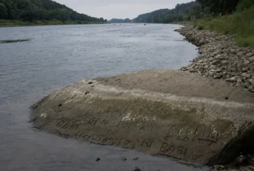 Засуха в Європі: з Ельби виринув «камінь голоду» віком понад 300 років