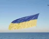 Дрон підняв 12-метровий прапор України над Чорним морем (відео)