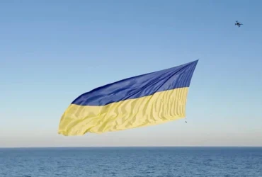 Дрон підняв 12-метровий прапор України над Чорним морем (відео)
