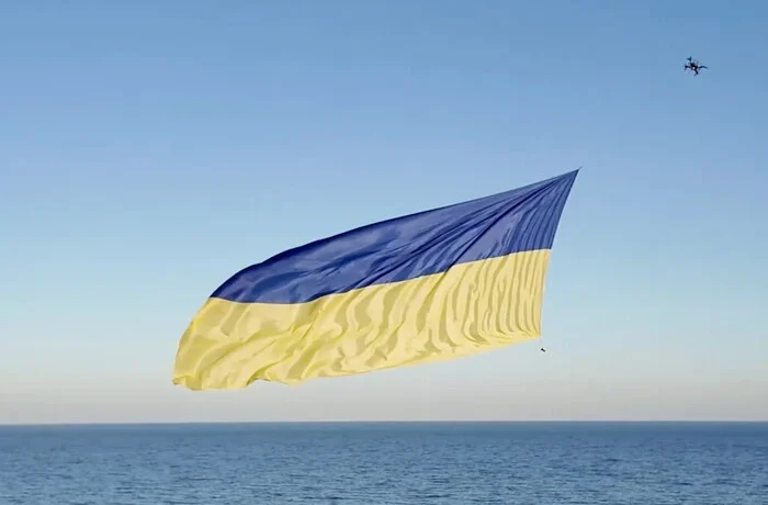 Дрон підняв 12-метровий прапор України над Чорним морем (відео)