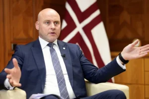 Прем’єр Латвії обурився через пом’якшення санкцій для російських військових