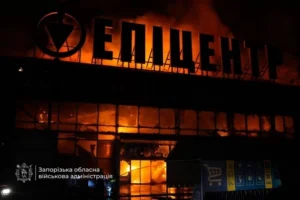 Запоріжжя: рятувальники показали наслідки удару по «Епіцентру» (фото, відео)