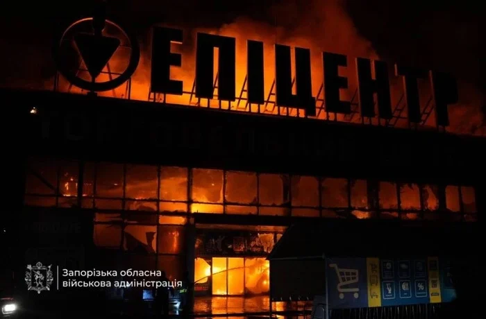 Запоріжжя: рятувальники показали наслідки удару по «Епіцентру» (фото, відео)
