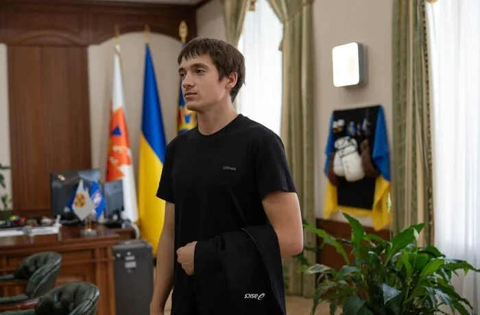 Столичні рятувальники відзначили юнака за допомогу після ракетного удару 14 травня