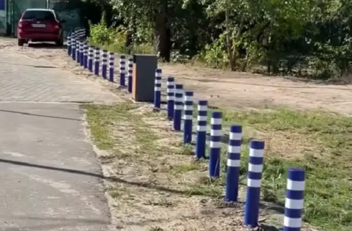 В’їзд до зони відпочинку «Наталка» у Києві обмежено паркувальними стовпчиками (відео)