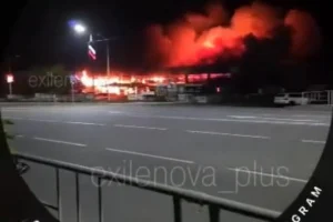 В окупованому Єнакієвому спалахнув ТЦ «Галактика»: перед пожежею чули вибухи