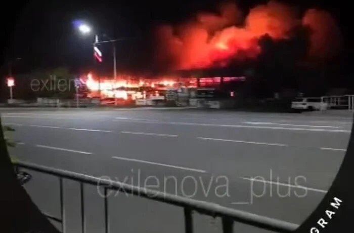 В окупованому Єнакієвому спалахнув ТЦ «Галактика»: перед пожежею чули вибухи