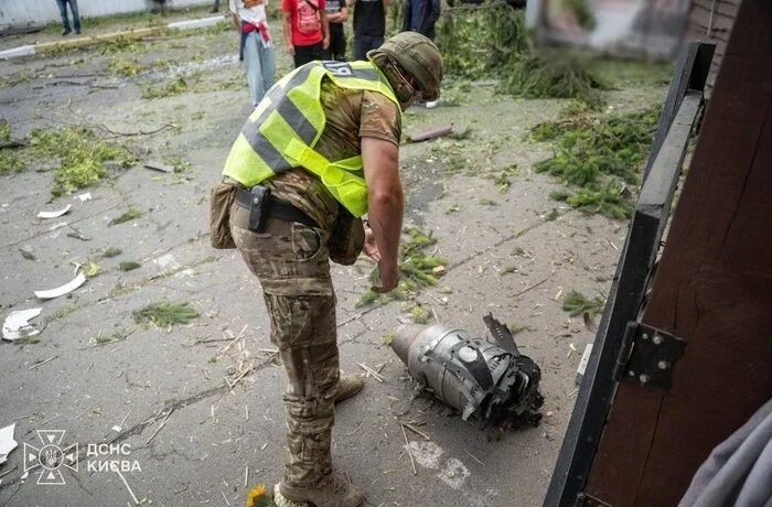 Уламки «Шахеда» впали біля житлових будинків у центрі Києва: перші деталі
