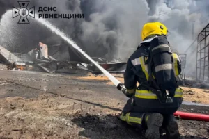 Рівненщина: спалахнула масштабна пожежа на заводі з виробництва пінопласту