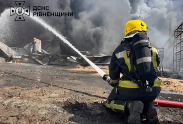 Рівненщина: спалахнула масштабна пожежа на заводі з виробництва пінопласту