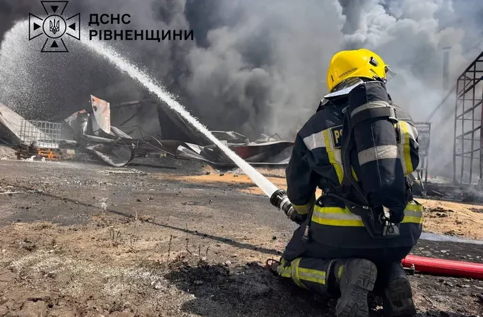 Рівненщина: спалахнула масштабна пожежа на заводі з виробництва пінопласту