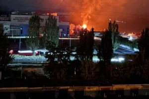 Росія атакувала Дніпро: біля ТРЦ розгорілася пожежа