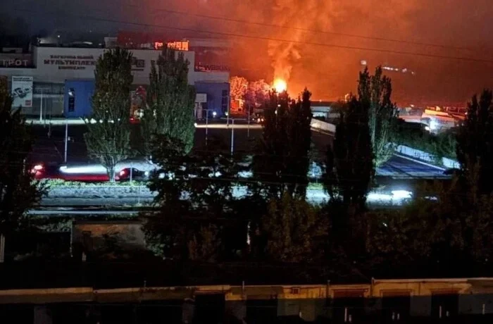 Росія атакувала Дніпро: біля ТРЦ розгорілася пожежа