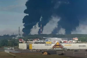Україна за два тижні атакувала третину великих НПЗ Росії