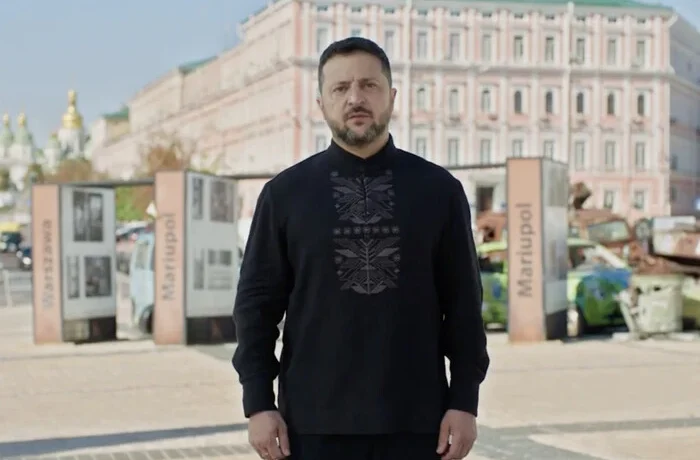 «Перетворює вас на добрива». Зеленський у День Незалежності пояснив росіянам, що накоїв Путін