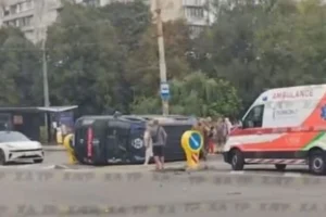 Серйозна ДТП у Києві: на Вишгородській перекинувся медичний мікроавтобус (відео)