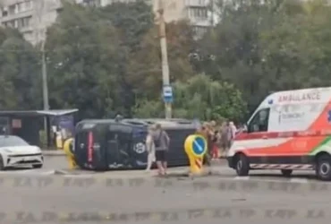 Серйозна ДТП у Києві: на Вишгородській перекинувся медичний мікроавтобус (відео)