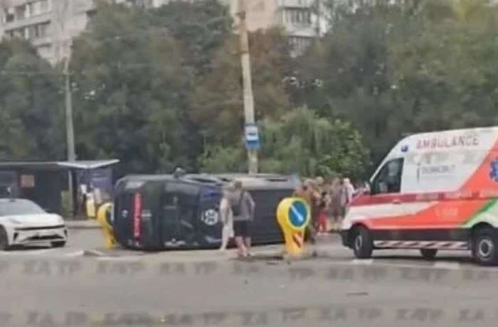 Серйозна ДТП у Києві: на Вишгородській перекинувся медичний мікроавтобус (відео)