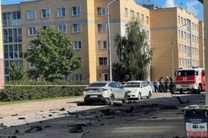 Авто з військовим РФ вибухнуло серед білого дня у Петербурзі (фото, відео)