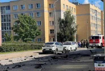 Авто з військовим РФ вибухнуло серед білого дня у Петербурзі (фото, відео)
