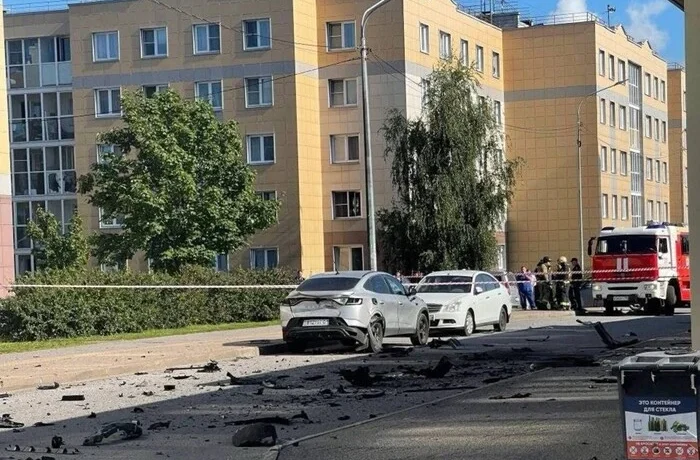 Авто з військовим РФ вибухнуло серед білого дня у Петербурзі (фото, відео)