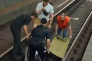 У київському метро людина впала на колію (відео)