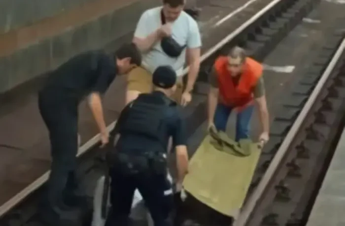 У київському метро людина впала на колію (відео)