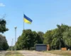 Росіяни намагаються знищити прапор, який майорить над Краматорськом
