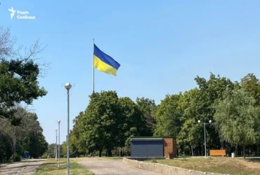 Росіяни намагаються знищити прапор, який майорить над Краматорськом