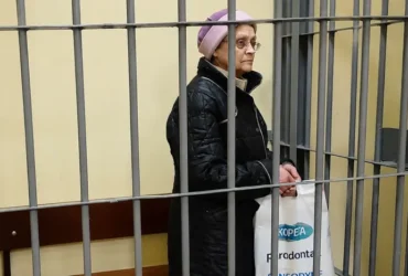 Українка заспівала «Рідна мати моя» під час суду в Москві: її карають за донати ЗСУ (відео)