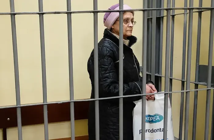 Українка заспівала «Рідна мати моя» під час суду в Москві: її карають за донати ЗСУ (відео)