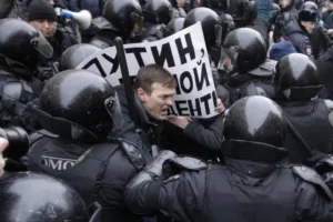 Росіяни не готові протестувати проти війни навіть через кризу – The Atlantic